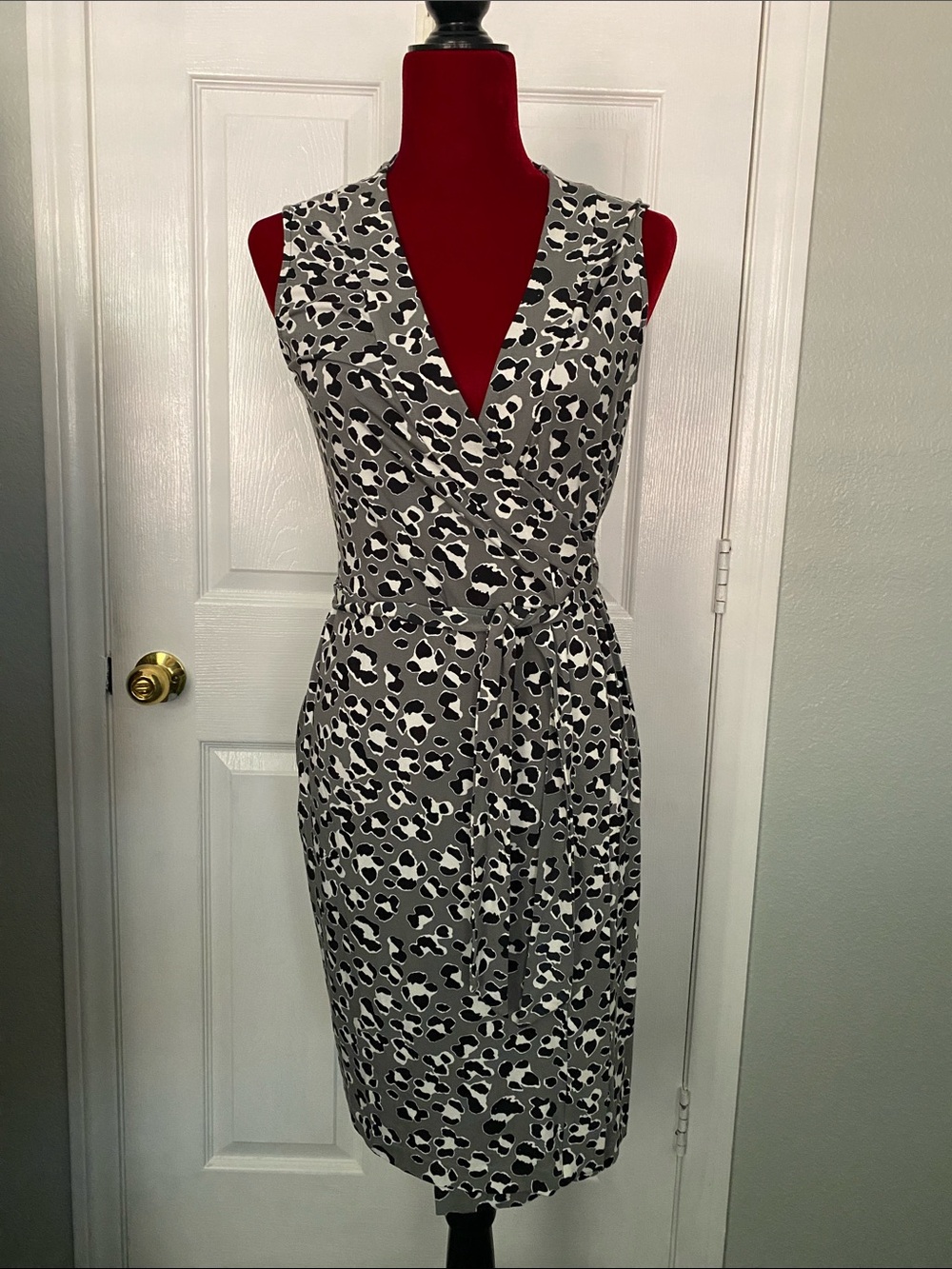 Diane Von Furstenberg Black & Gray Leopard Print Wrap Midi Dress sz 10